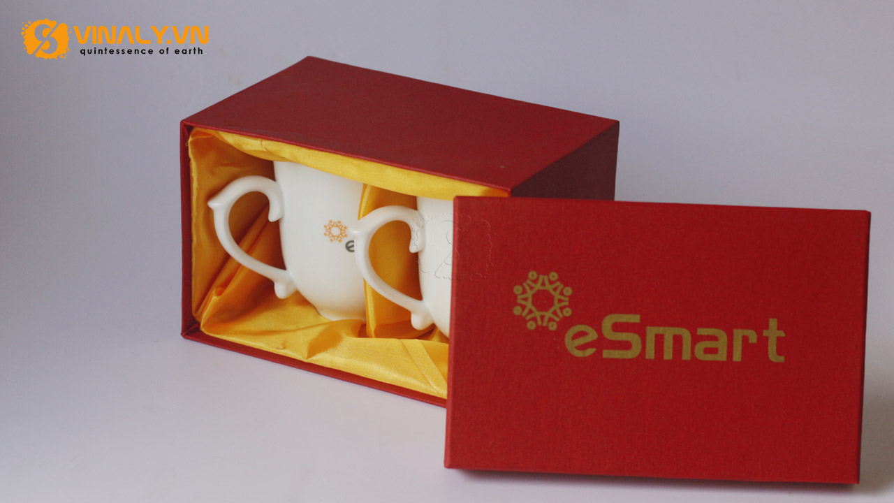 Ảnh ly sứ trắng bầu quai kiểu in logo E-smart với hộp đựng 2 ngăn