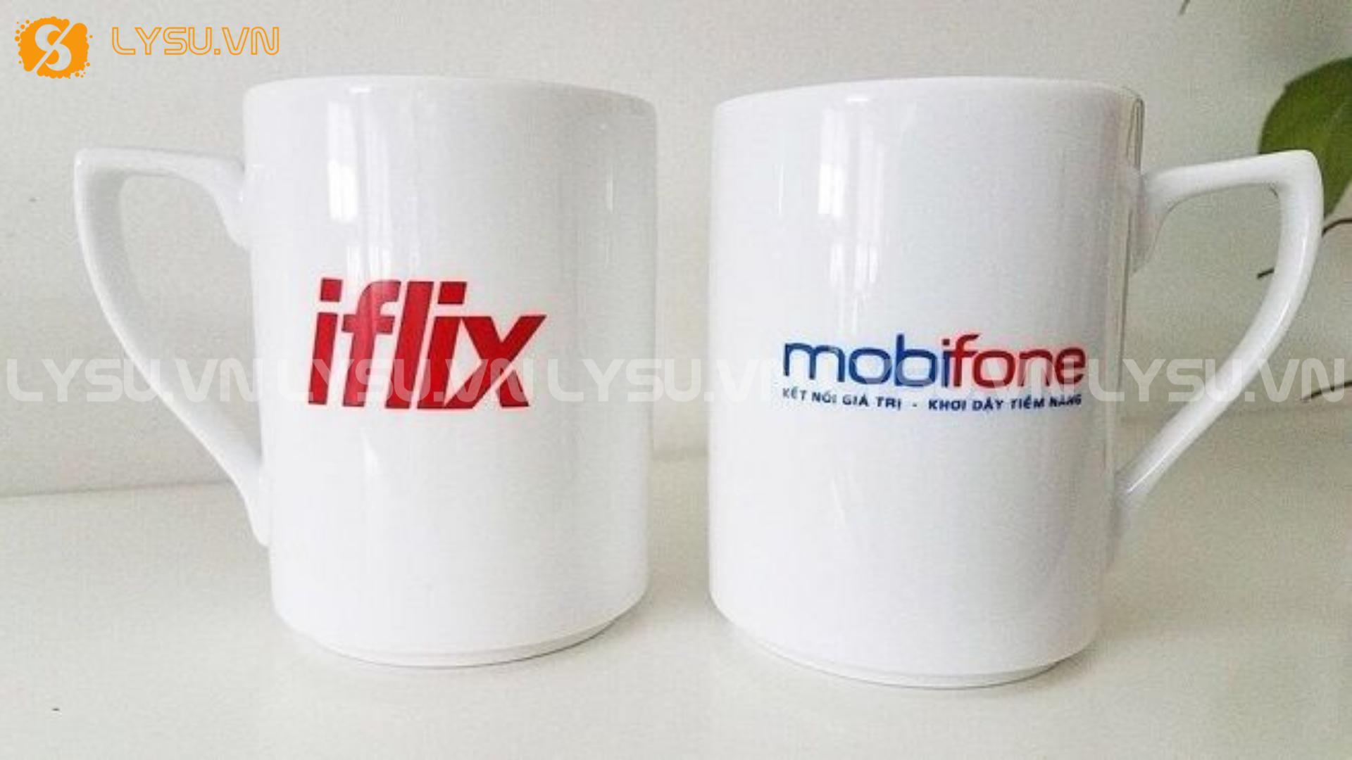 Ly sứ trắng đơn giản – in logo tinh tế